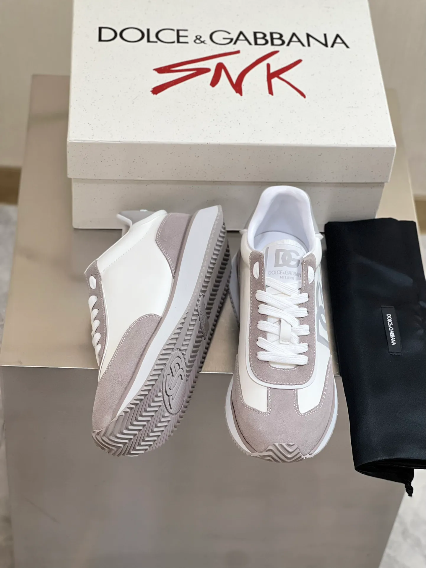 Factory price: 458💰••New product•• Dolce&G*_dgDolce&G*_dgDolce&G*_dgDolce&G*_dgDolce&G*_dgDolce&G*_dgDolce&G*_dgDolce&G*_dgDolce&G* 2024 new men's lace-up leather casual sneakers for early spring are made of imported suede cowhide spliced ​​with waterproof fabrics, mixed and matched color design, a fashionable and energetic sneaker that can easily meet the needs of modern dressing and highlight the contemporary lifestyle style. The foot is fully lined with cowhide for greater comfort. The tongue and heel are decorated with logos. It is equipped with a rubber outsole. The heel and toe are wrapped to further protect our feet. It is a model worth buying! Size: 39-44 (customized at 38.45)